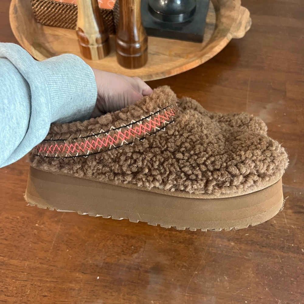 Fuzzy UGG Tasman slippers chestnut